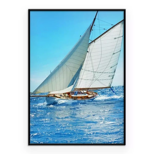 Poster Een zeilboot die op het water manoeuvreert.