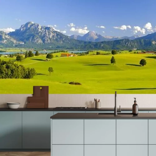 Fotobehang Bergpanorama met velden en de Alpen