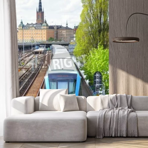 Fotobehang Blauwe trein midden in de stad