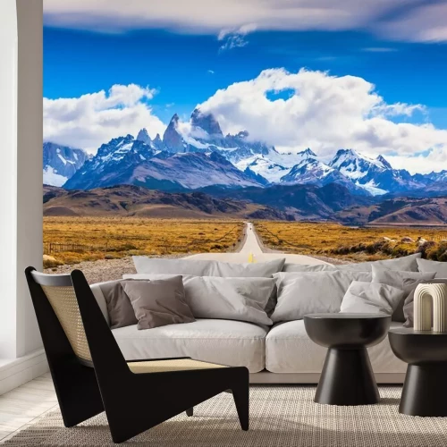 Fotobehang Snelweg met hoge bergen op de achtergrond