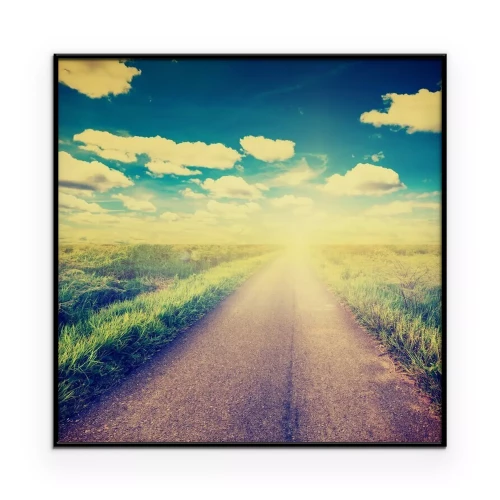 Poster Een landweg die door uitgestrekte velden loopt.