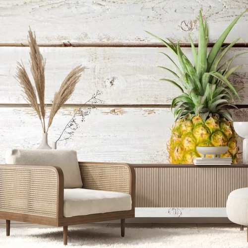 Sticker Ananas liggend op een houten tafel