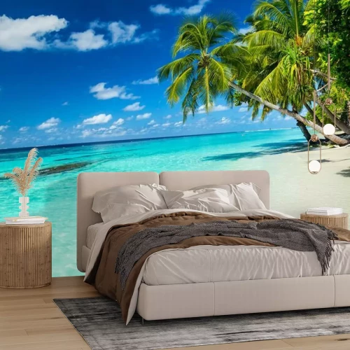 Fotobehang Groene kokospalmen op een tropisch paradijselijk strand