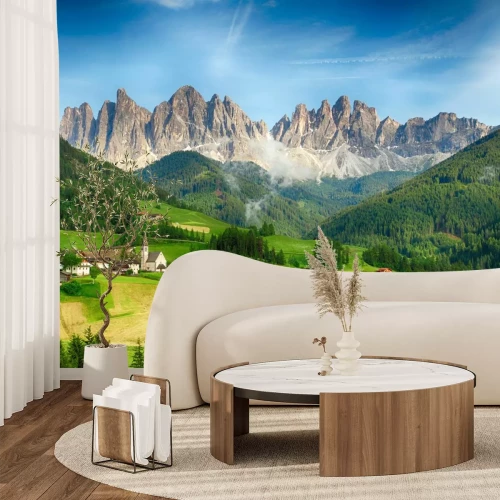 Fotobehang Een pittoresk dorpje in Oostenrijk met bergen op de achtergrond