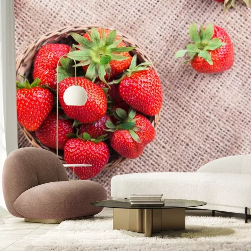 Sticker Verse rode aardbeien op oude houten achtergrond