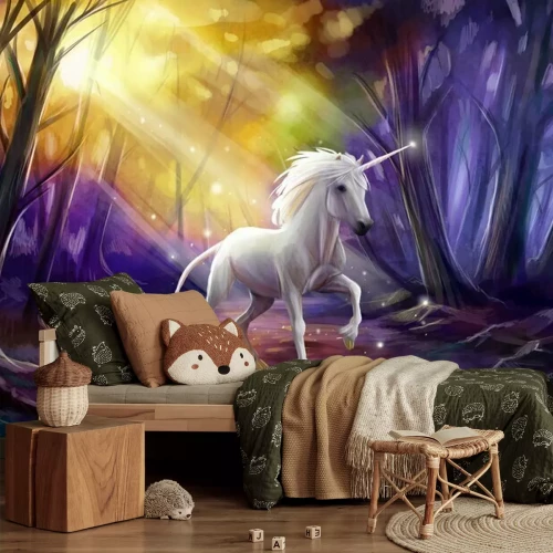 Fotobehang Eenhoorn op een bospad