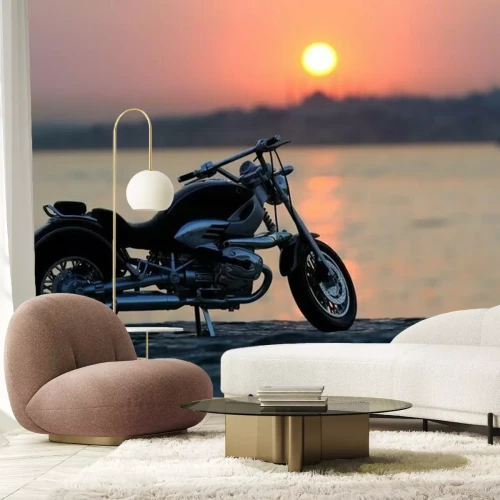 Fotobehang Motorfiets tegen de achtergrond van de zonsondergang