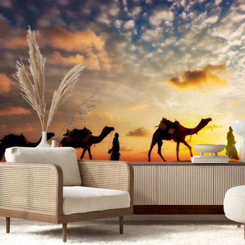 Fotobehang Silhouetten van mensen en kamelen in de woestijn