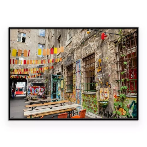 Poster Een kleurrijke tuin met graffiti bij een flatgebouw in de stad.