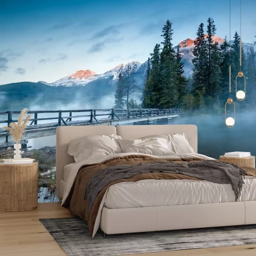 Fotobehang Mistige zonsopgang boven het meer en de bergen