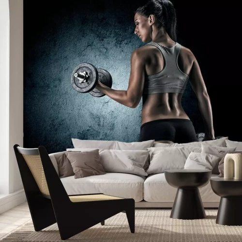 Fotobehang Gespierde vrouw in studio tegen een donkere achtergrond