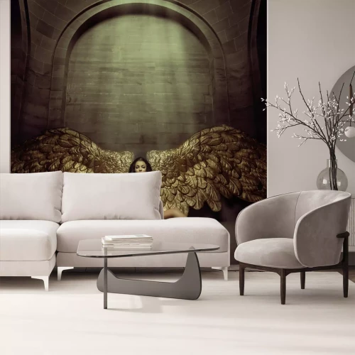 Fotobehang Een sensuele engel met gouden vleugels