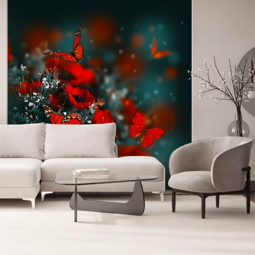 Fotobehang Een veld met klaprozen, groen gras en een vlinder