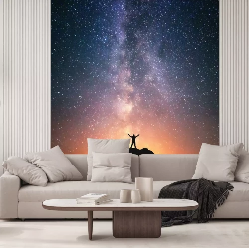 Fotobehang Een hemel vol sterren en het silhouet van een man op de top