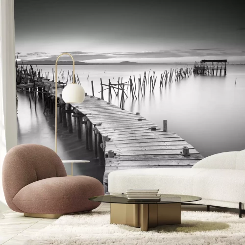 Fotobehang Zwart-witte houten brug over het meer