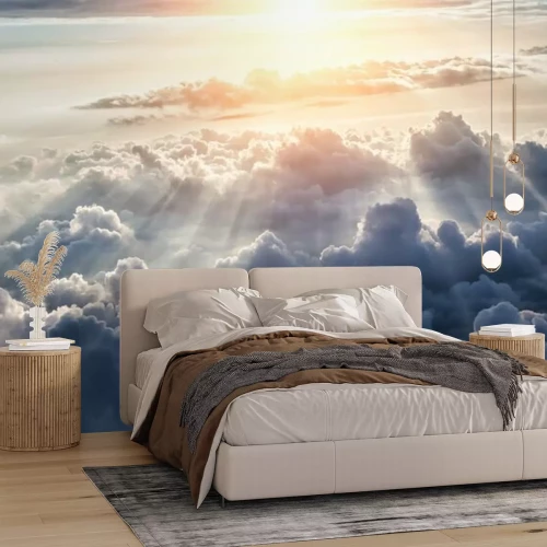 Fotobehang Dikke wolken en zonnestralen die door de wolken schijnen