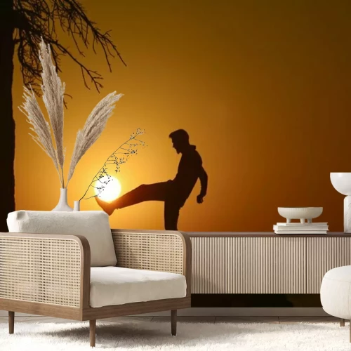 Fotobehang Een man die de zon weerkaatst als een bal