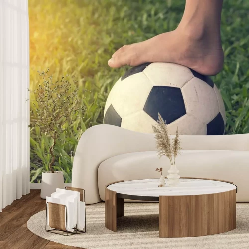 Sticker Voetbal en voet op de hebzucht gras.