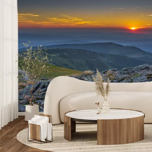 Fotobehang Ondergaande zon achter de bergen