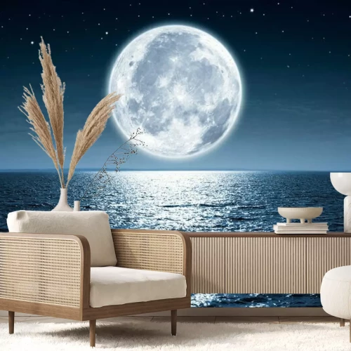 Fotobehang De verlichte maan boven de marineblauwe zee