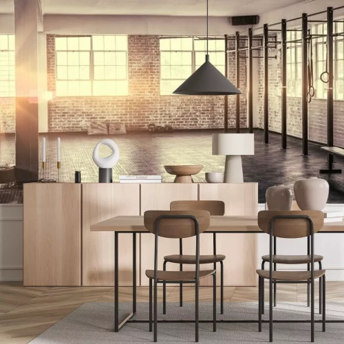 Fotobehang Een sportschool met grote ramen en bakstenen muren