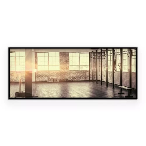 Poster Een sportschool met grote ramen en bakstenen muren