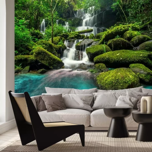 Fotobehang Prachtige waterval in het groene junglebos