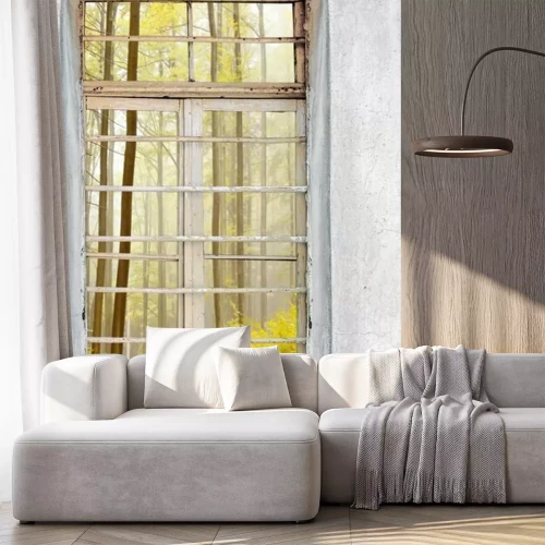 Fotobehang Raam van een oud huis met uitzicht op het bos