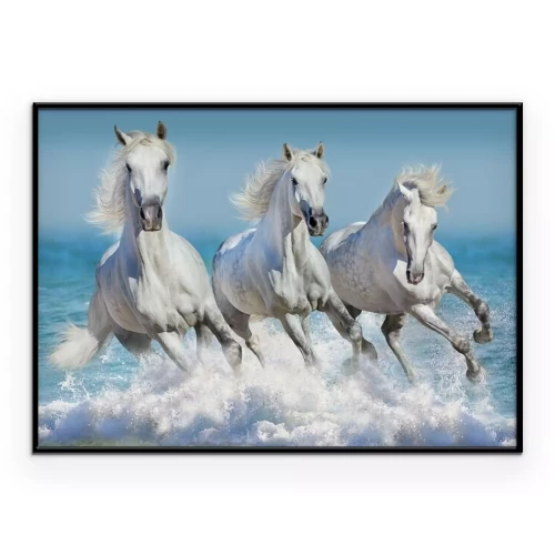 Poster Een kudde witte paarden galoppeert door de stormachtige zee.