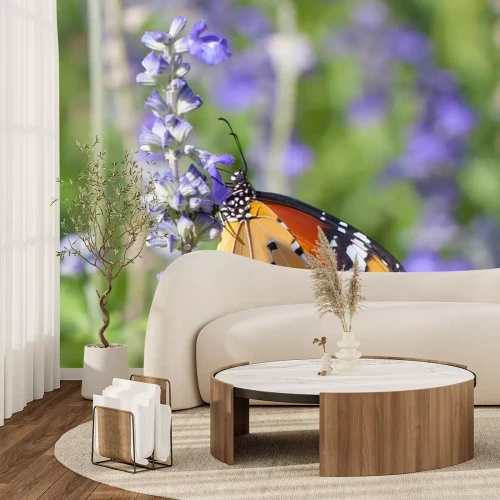 Sticker Een vlinder zittend op een paarse bloem