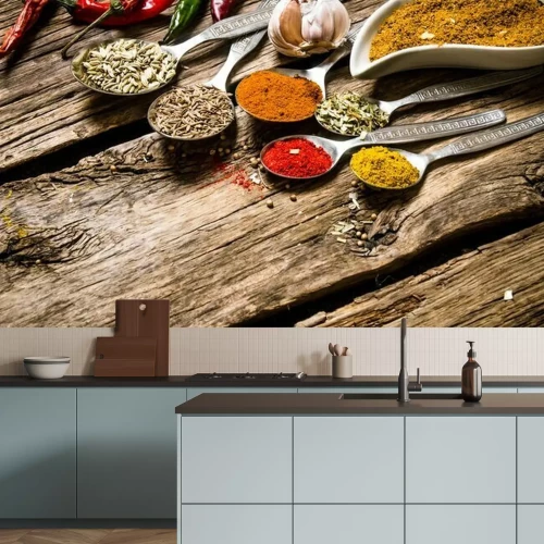 Sticker Verschillende soorten kruiden in de lepels. Op houten achtergrond.