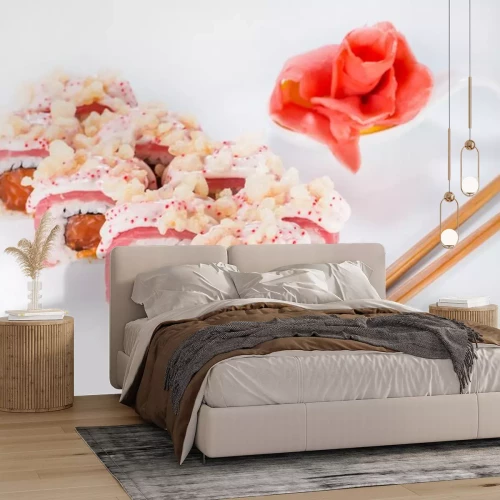 Sticker close-up roll sushi met eetstokjes en gember (ondiepe DOF)