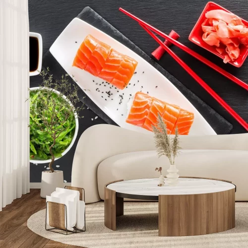 Sticker sushi en groene zeewiersalade op een lei tafel