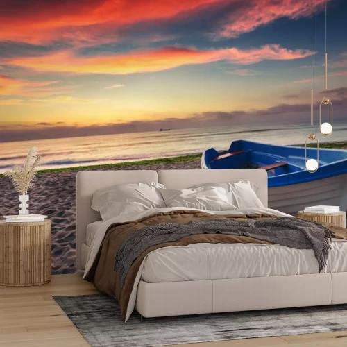 Fotobehang Boot op het strand en zonsopgang