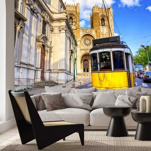 Fotobehang Gele tram onder de kathedraal van Lissabon