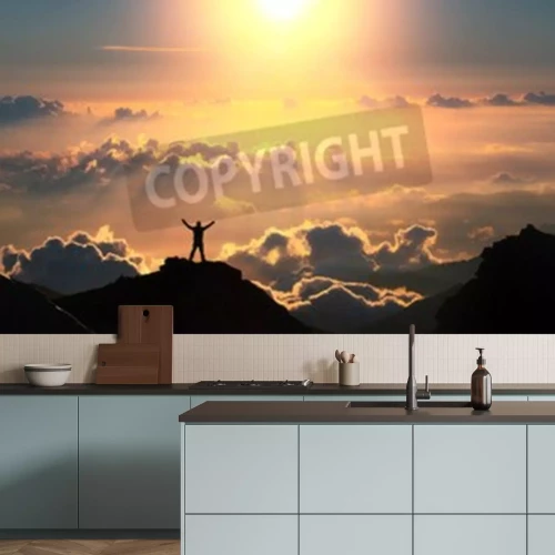 Fotobehang Zonsopgang en een man op een bergtop