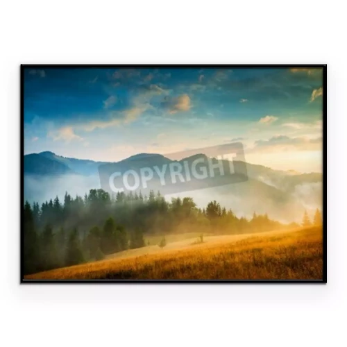 Poster Bergen gehuld in mist bij zonsopgang.