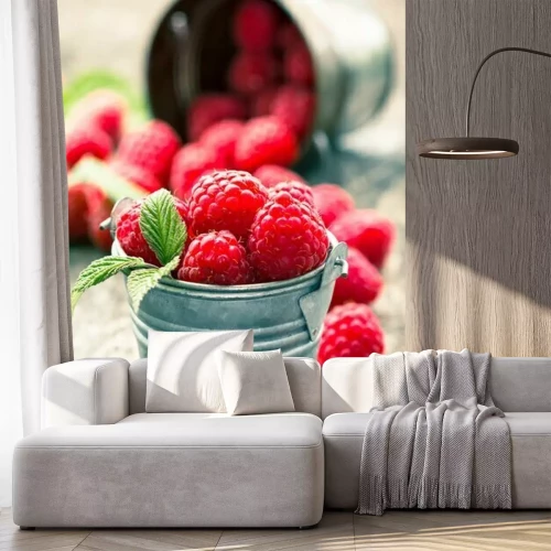 Fotobehang Frambozen in een klein emmertje
