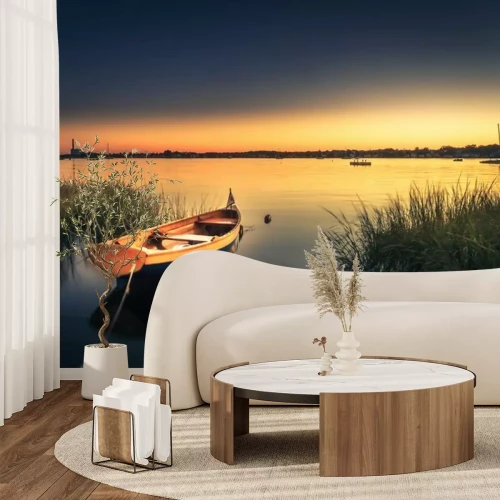 Fotobehang Zonsondergang op een meer met boten
