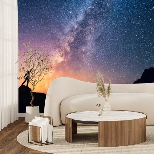 Fotobehang Een persoon die naar de sterren wijst