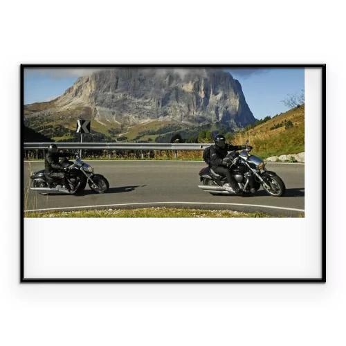 Poster Motorrijders op de weg met een berg op de achtergrond.