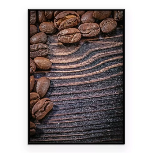 Poster Detail van koffiebonen verspreid over een houten plank.