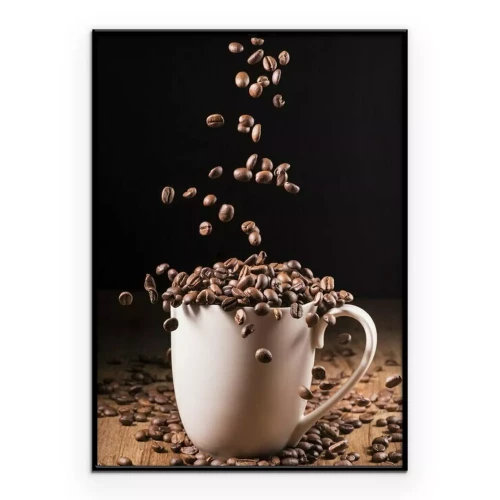 Poster Een keramische mok gevuld met koffiebonen.