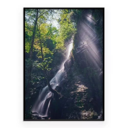Poster Zonnestralen vallen op een waterval in het bos.