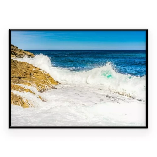 Poster Zeegolven die tegen de rotsachtige kust beuken