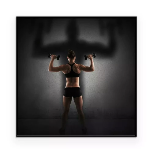 Poster Atletische vrouw met halters op een zwarte achtergrond