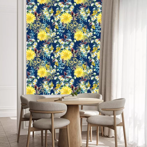 Behang Gele en witte bloemen met violette bladeren en bloemen elementen op de donkerblauwe achtergrond. Watercolor naadloze patroon met zomerbloemen. Gerbera en madeliefjes.