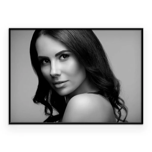 Poster Zwart-witfoto van een meisje met lang haar.