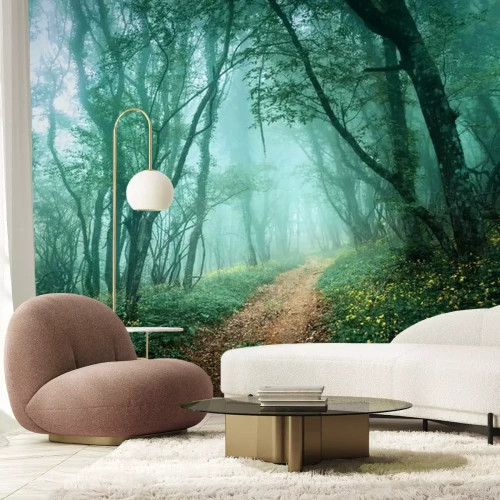 Fotobehang Een weg door een mistig groen bos