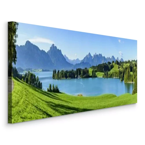 Canvas Groen en blauw panorama met een meer